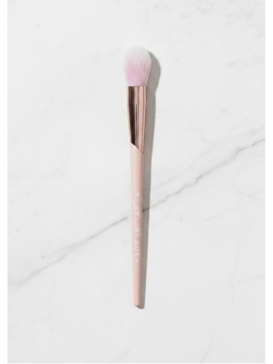 Fenty Beauty Other - Fenty Beauty Highlighter Brush 135 NIB
